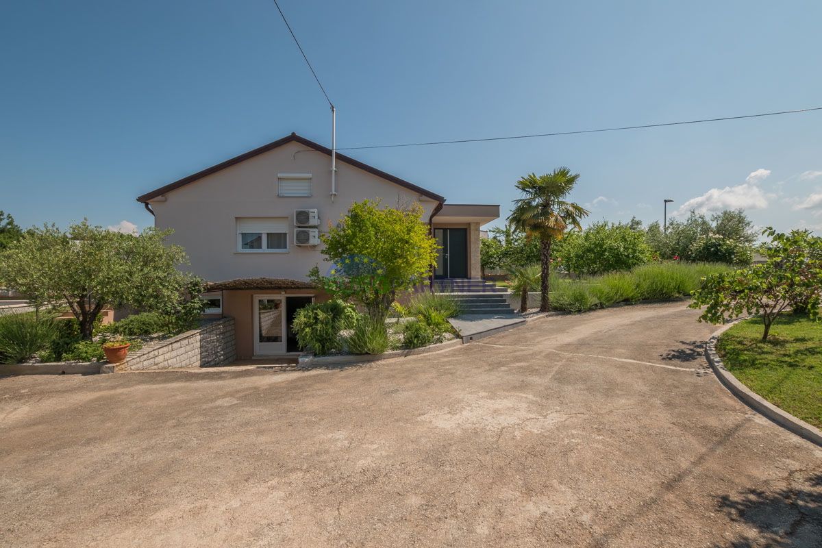 Casa familiare con piscina e ampio giardino, vicino a Poreč.