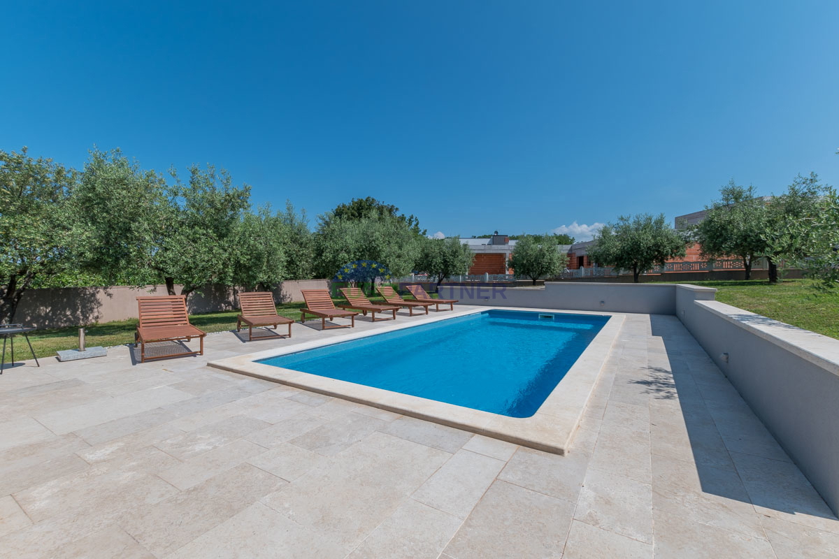 Casa familiare con piscina e ampio giardino, vicino a Poreč.