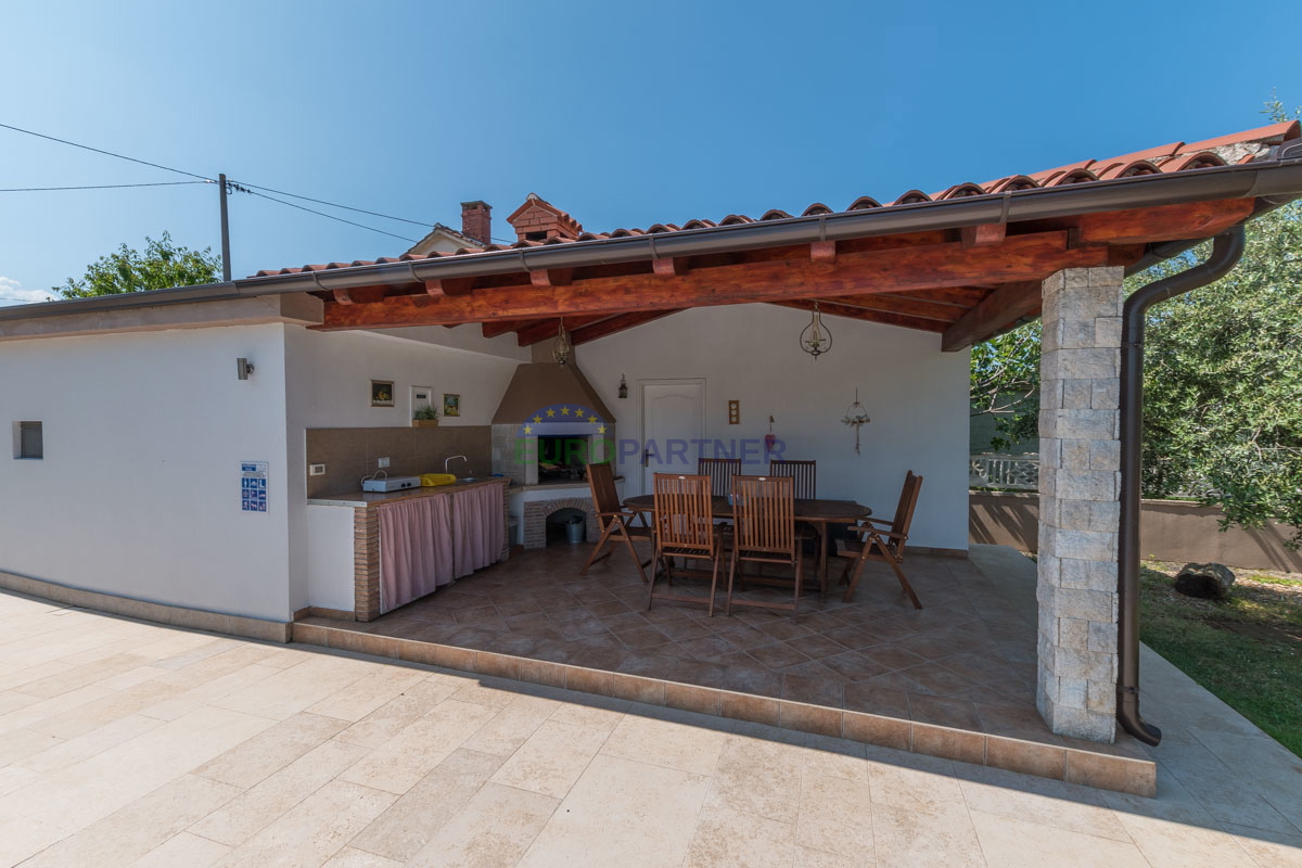 Casa familiare con piscina e ampio giardino, vicino a Poreč.