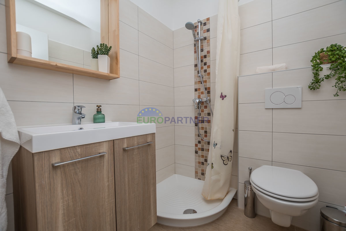 Casa familiare con piscina e ampio giardino, vicino a Poreč.