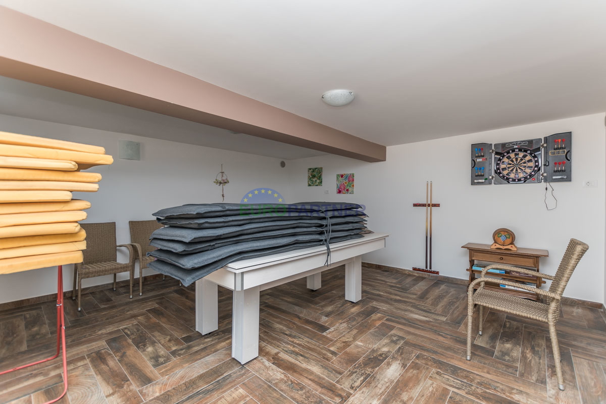 Casa familiare con piscina e ampio giardino, vicino a Poreč.