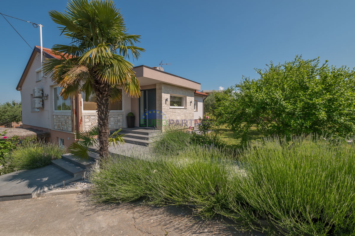 Casa familiare con piscina e ampio giardino, vicino a Poreč.