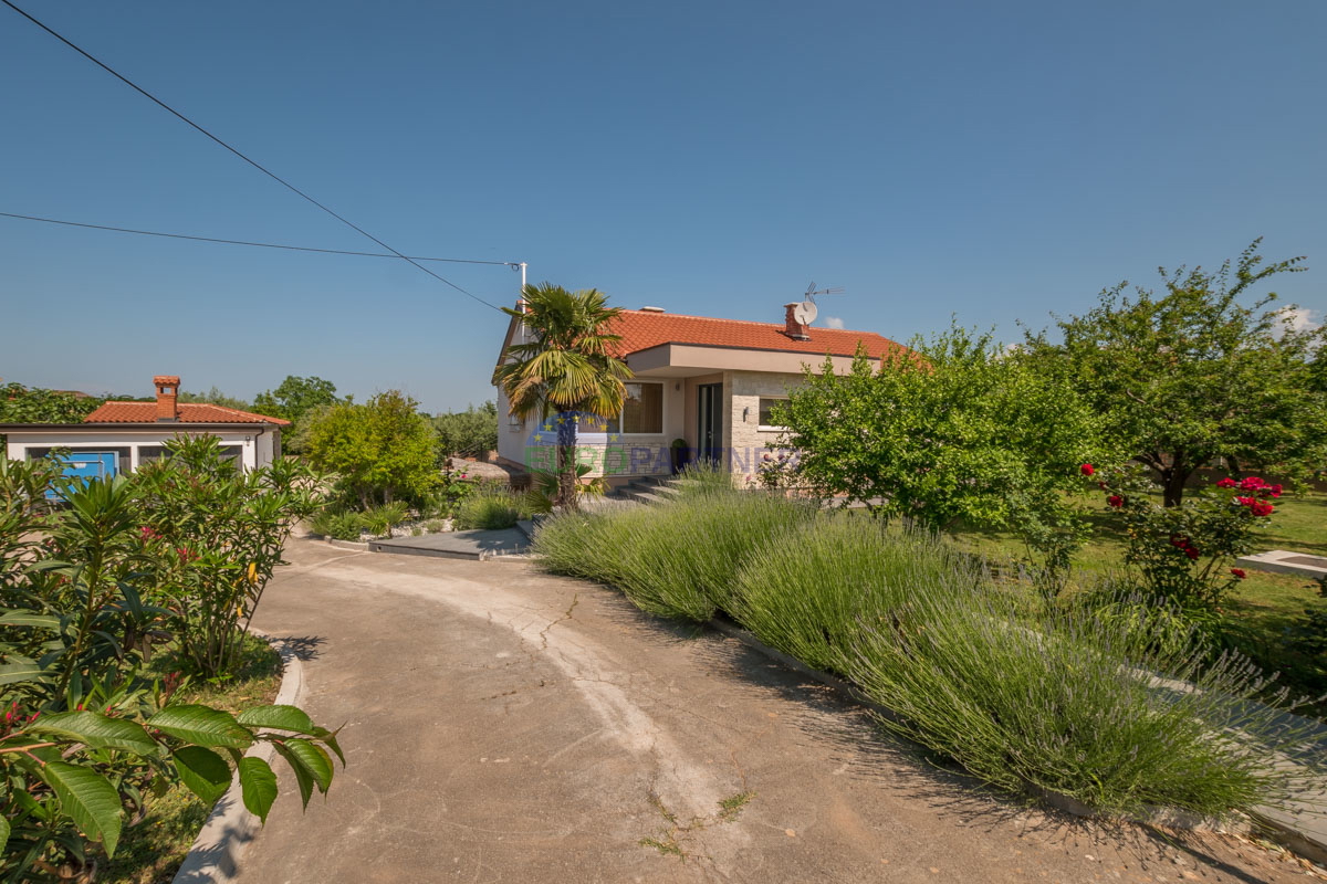 Casa familiare con piscina e ampio giardino, vicino a Poreč.