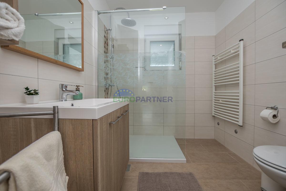 Casa familiare con piscina e ampio giardino, vicino a Poreč.