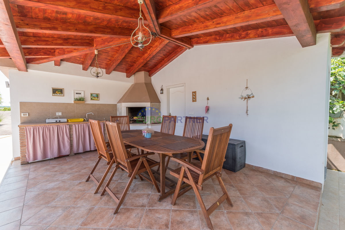 Casa familiare con piscina e ampio giardino, vicino a Poreč.
