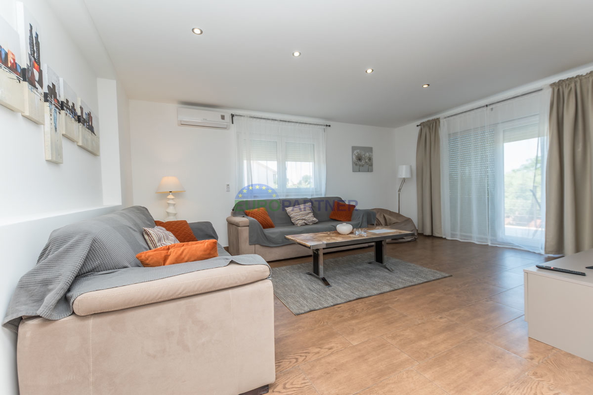 Casa familiare con piscina e ampio giardino, vicino a Poreč.