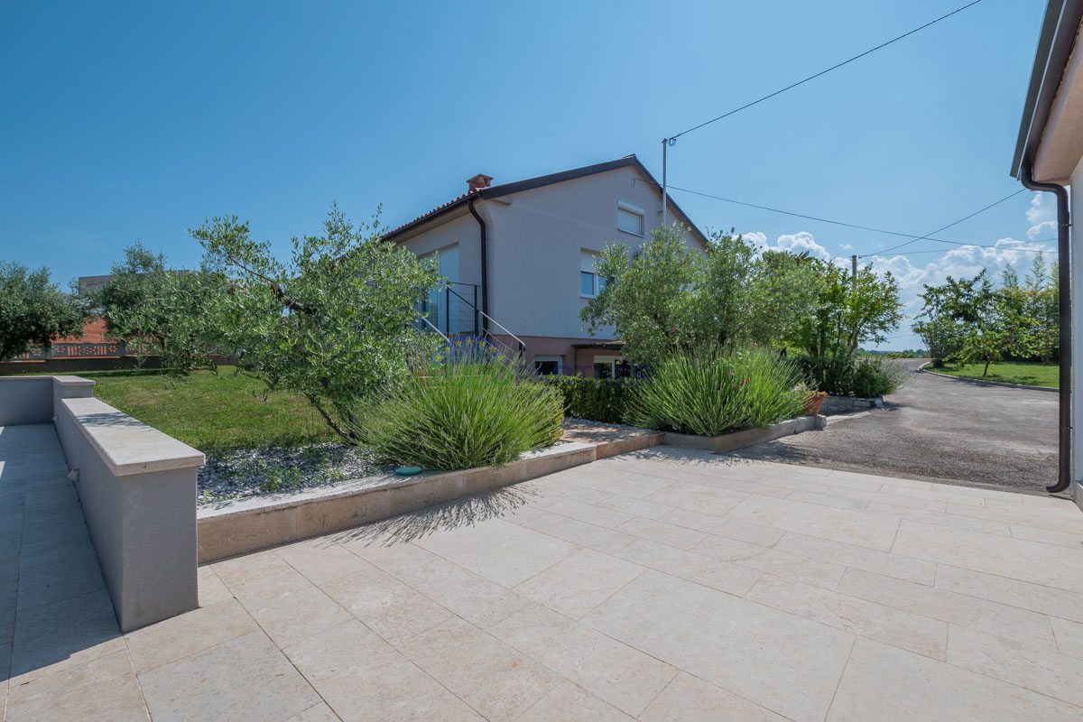 Casa familiare con piscina e ampio giardino, vicino a Poreč.
