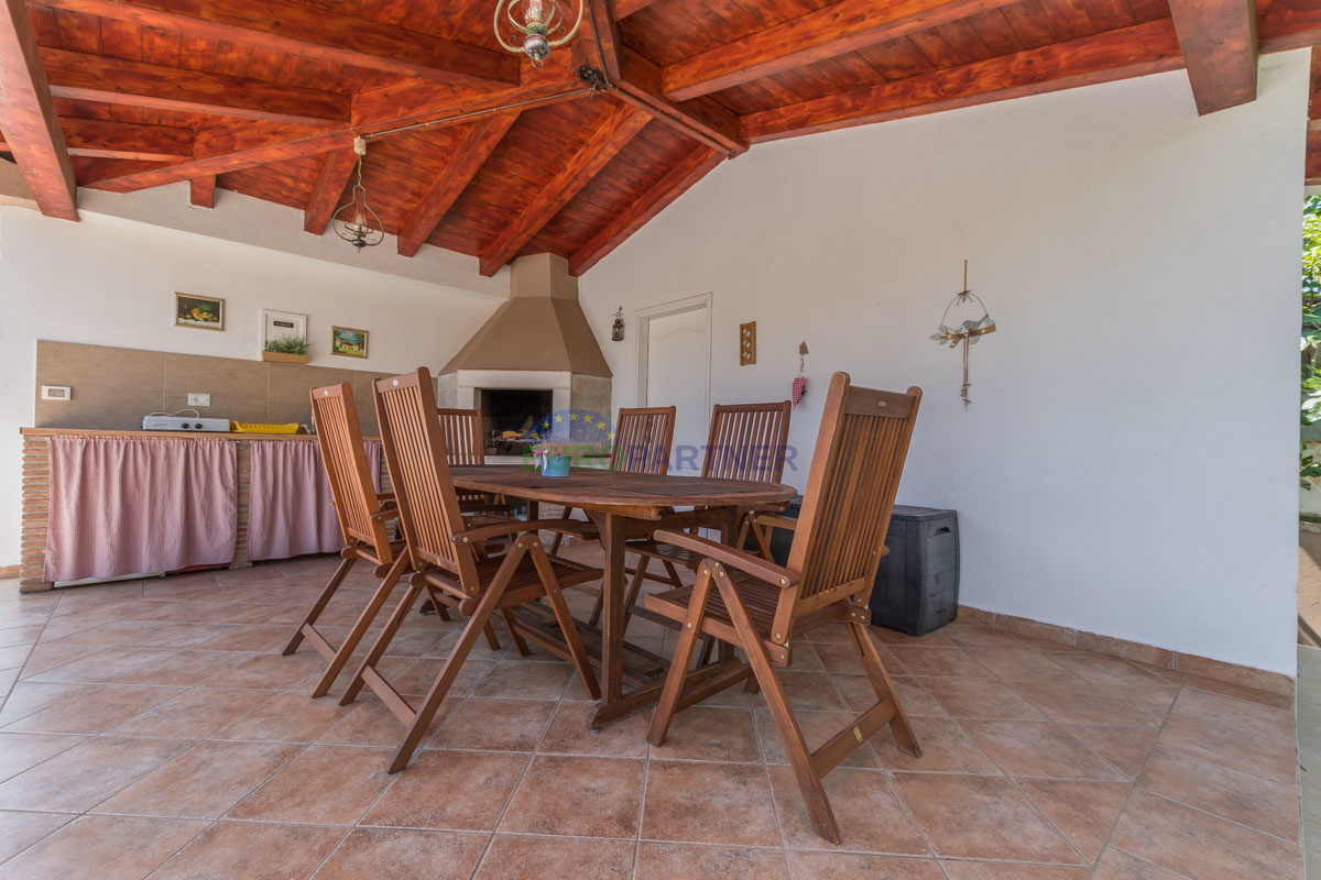 Casa familiare con piscina e ampio giardino, vicino a Poreč.