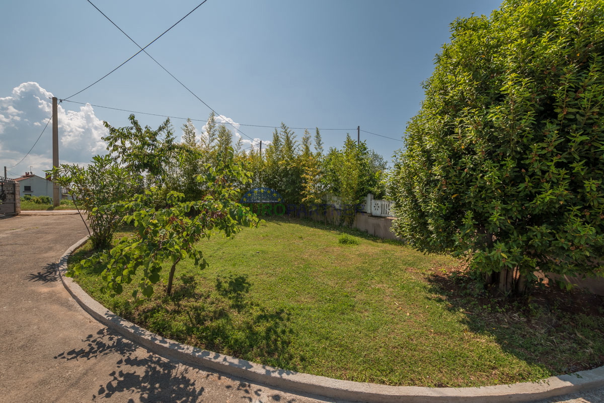 Casa familiare con piscina e ampio giardino, vicino a Poreč.
