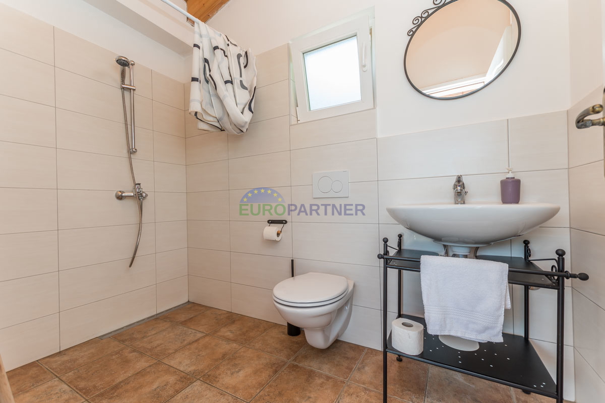 Casa familiare con piscina e ampio giardino, vicino a Poreč.