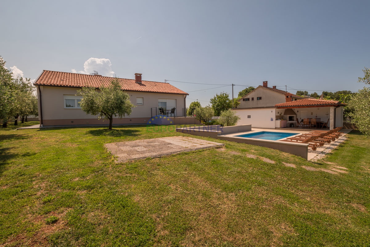 Casa familiare con piscina e ampio giardino, vicino a Poreč.