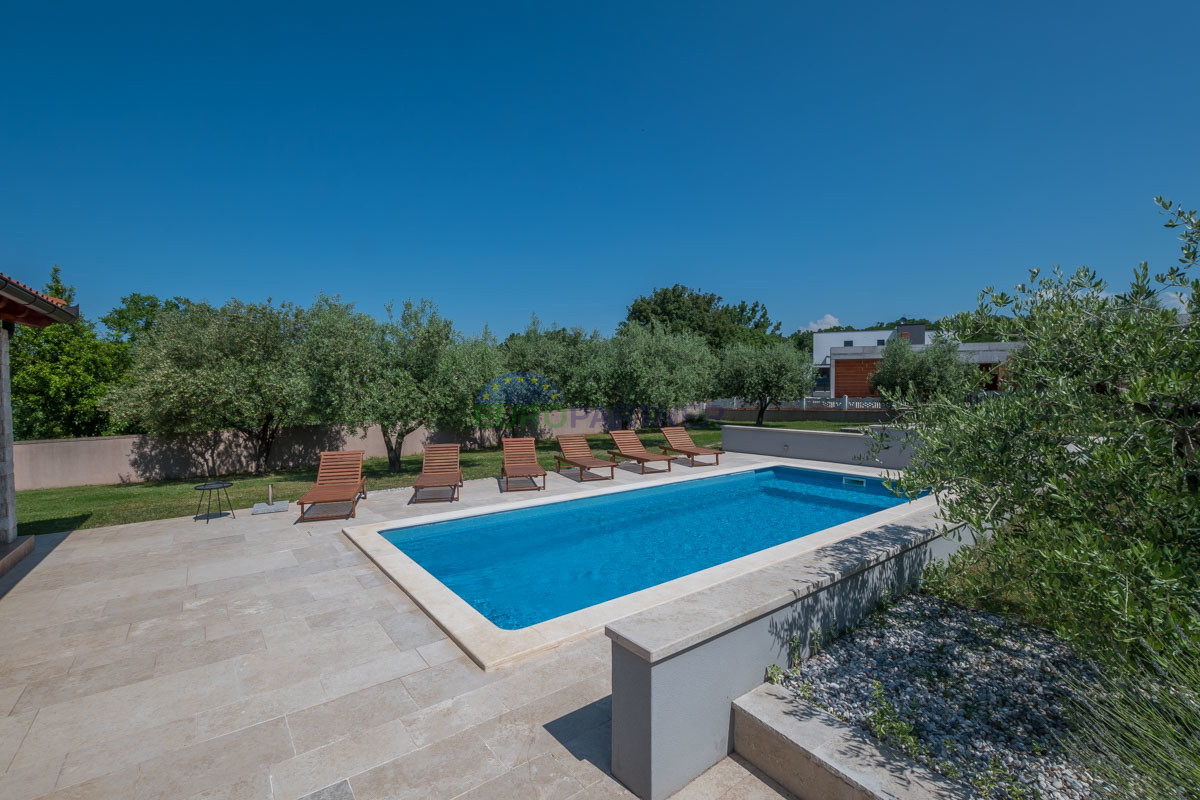 Casa familiare con piscina e ampio giardino, vicino a Poreč.