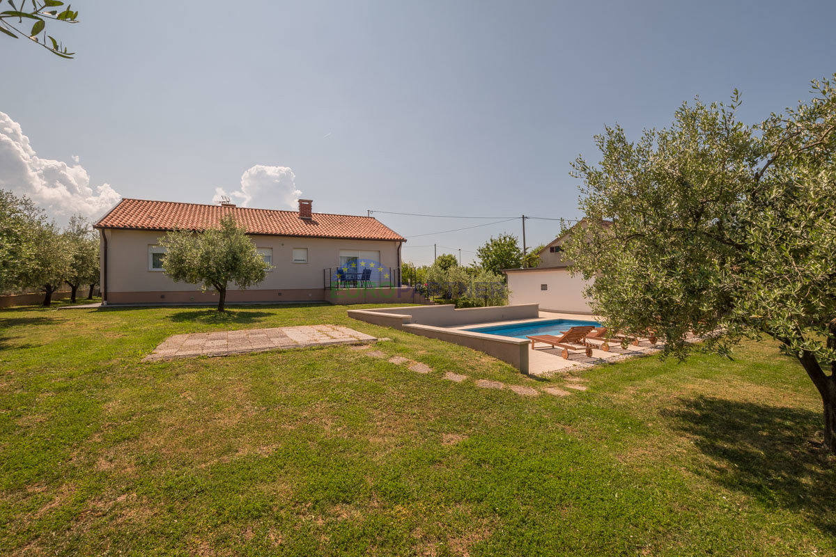 Casa familiare con piscina e ampio giardino, vicino a Poreč.