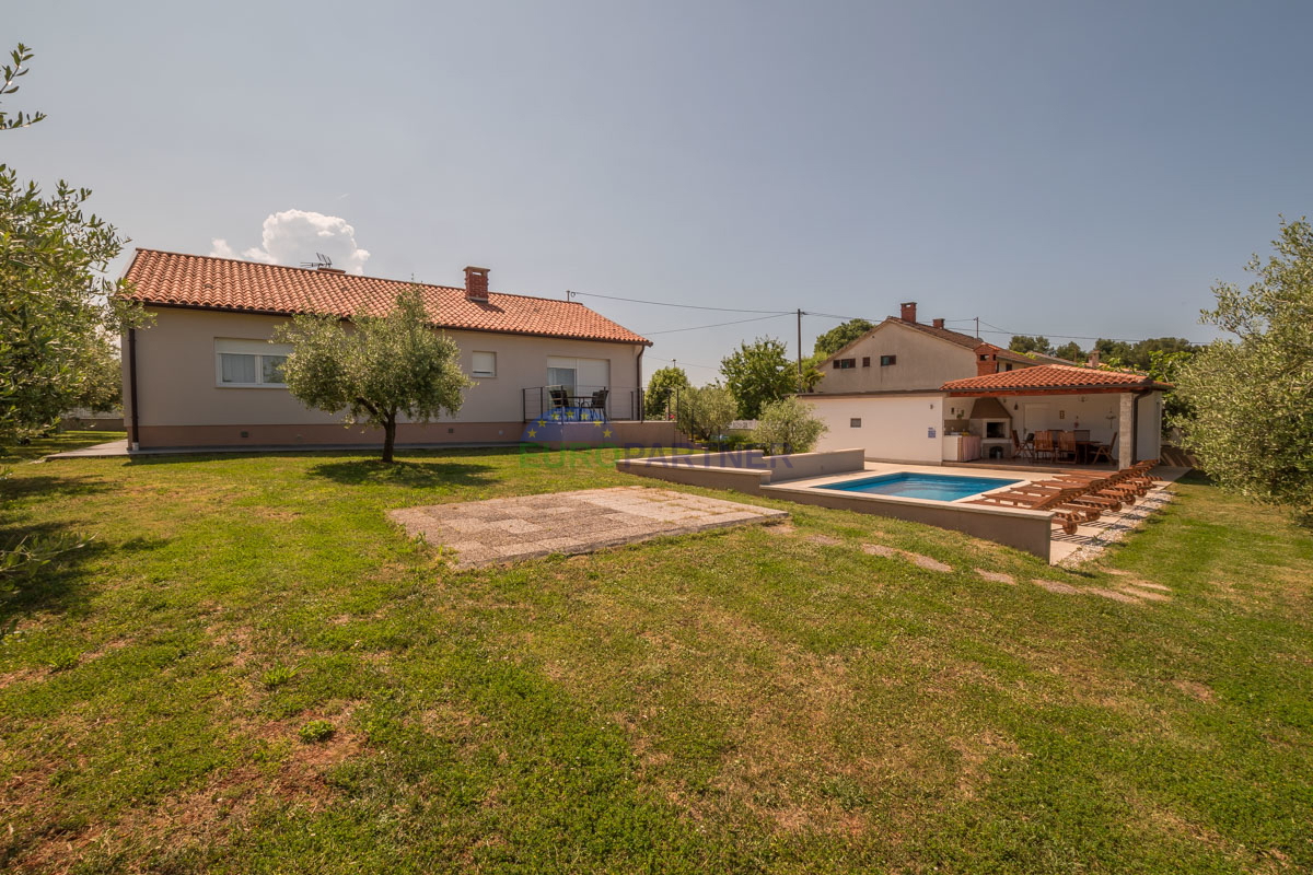 Casa familiare con piscina e ampio giardino, vicino a Poreč.