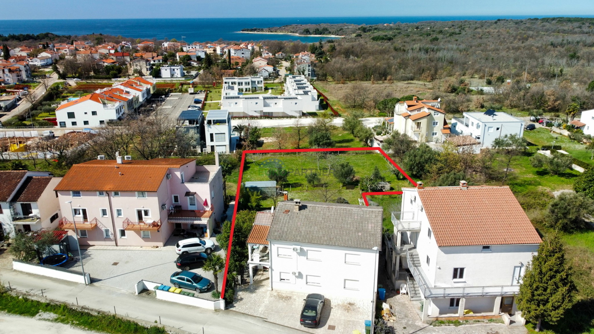 Casa e terreno edificabile con vista mare, Parenzo, 600m dal mare