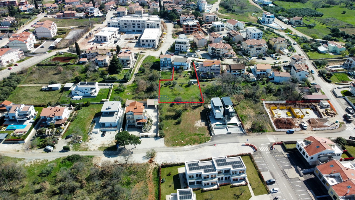 Casa e terreno edificabile con vista mare, Parenzo, 600m dal mare