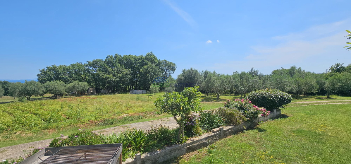 In vendita terreno edificabile con appezzamento agricolo nei dintorni di Pola.