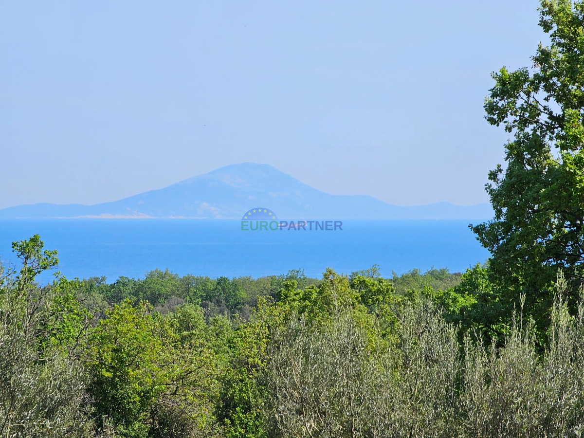 In vendita terreno edificabile con appezzamento agricolo nei dintorni di Pola.