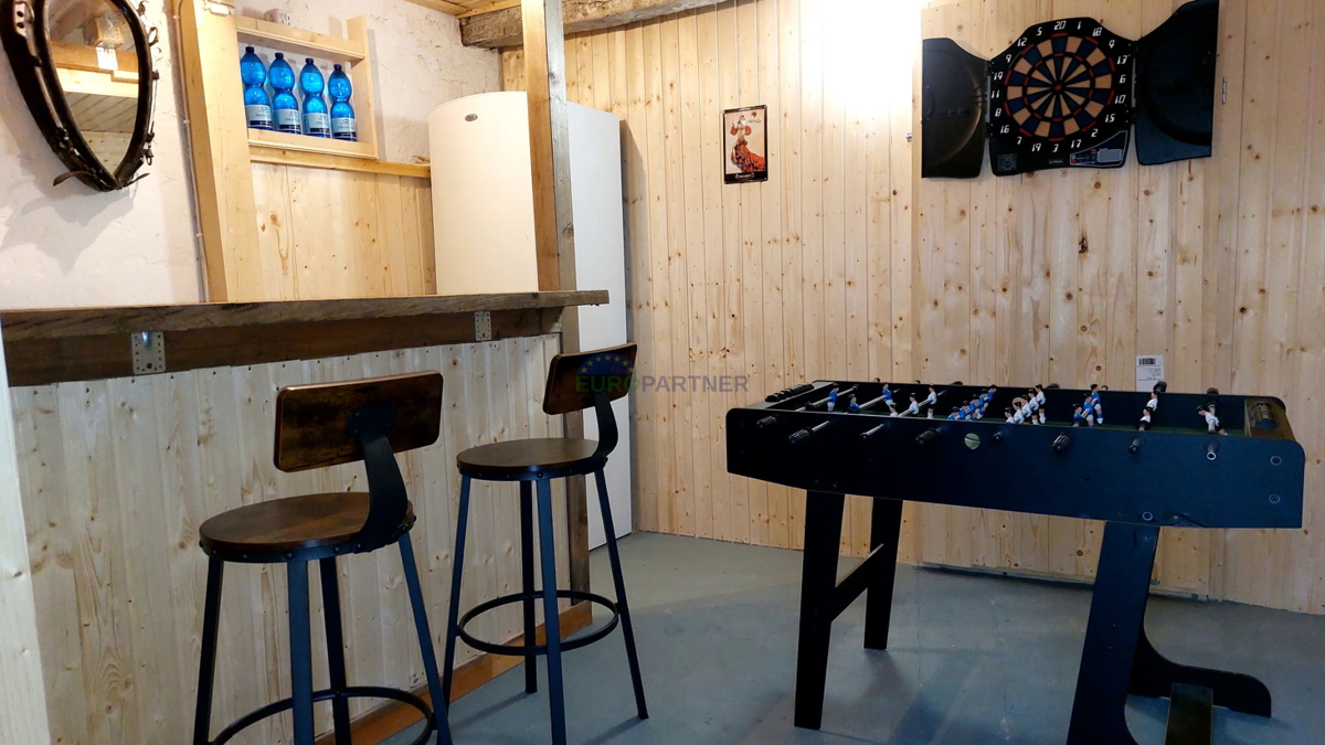 Casa in pietra a schiera con giardino.