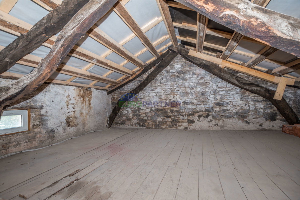 Casa in pietra a schiera con giardino.