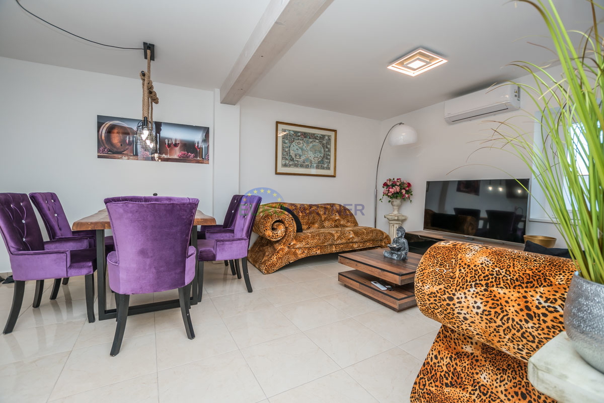 Casa in pietra a schiera con giardino.