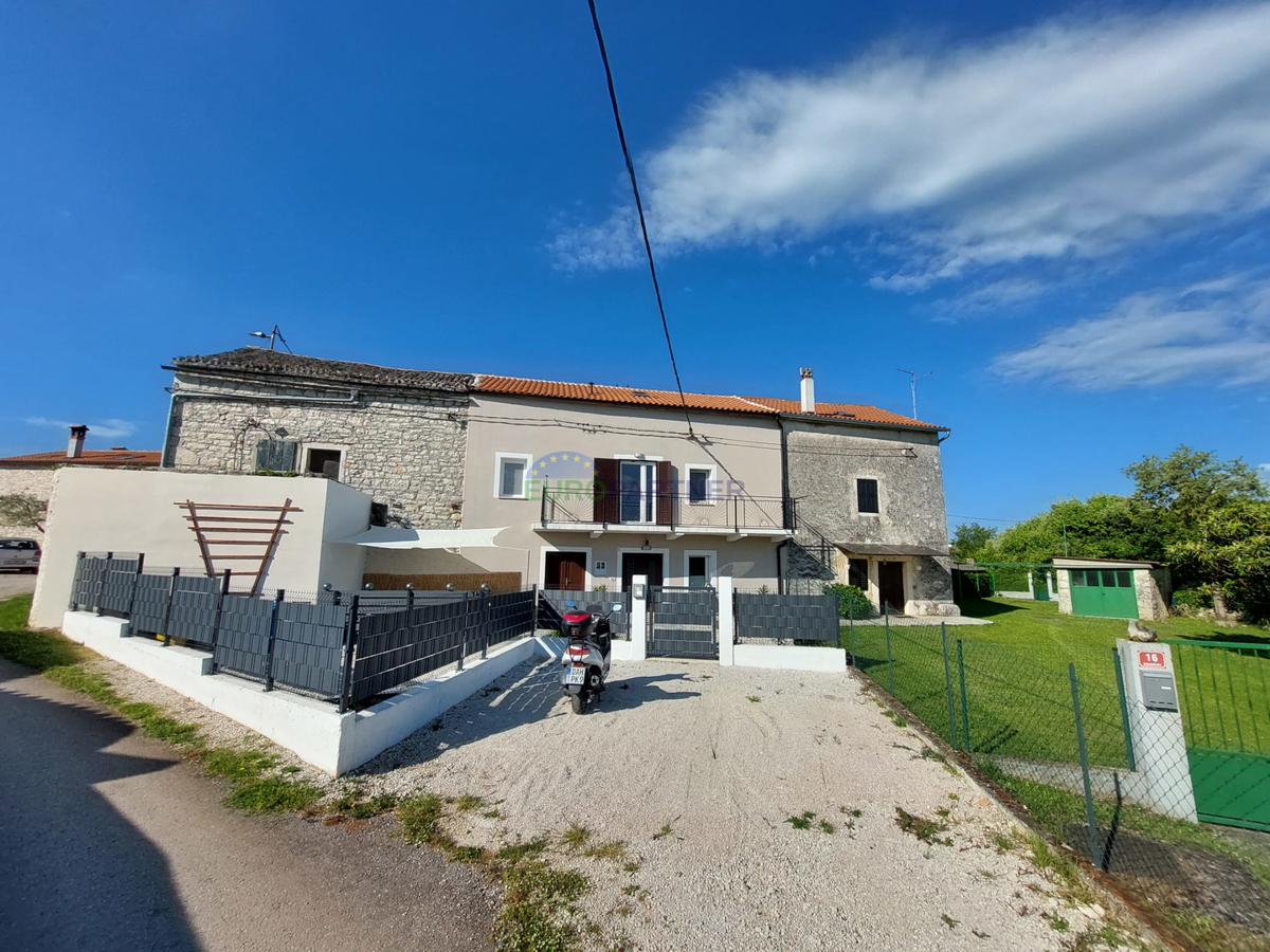 Casa in pietra a schiera con giardino.