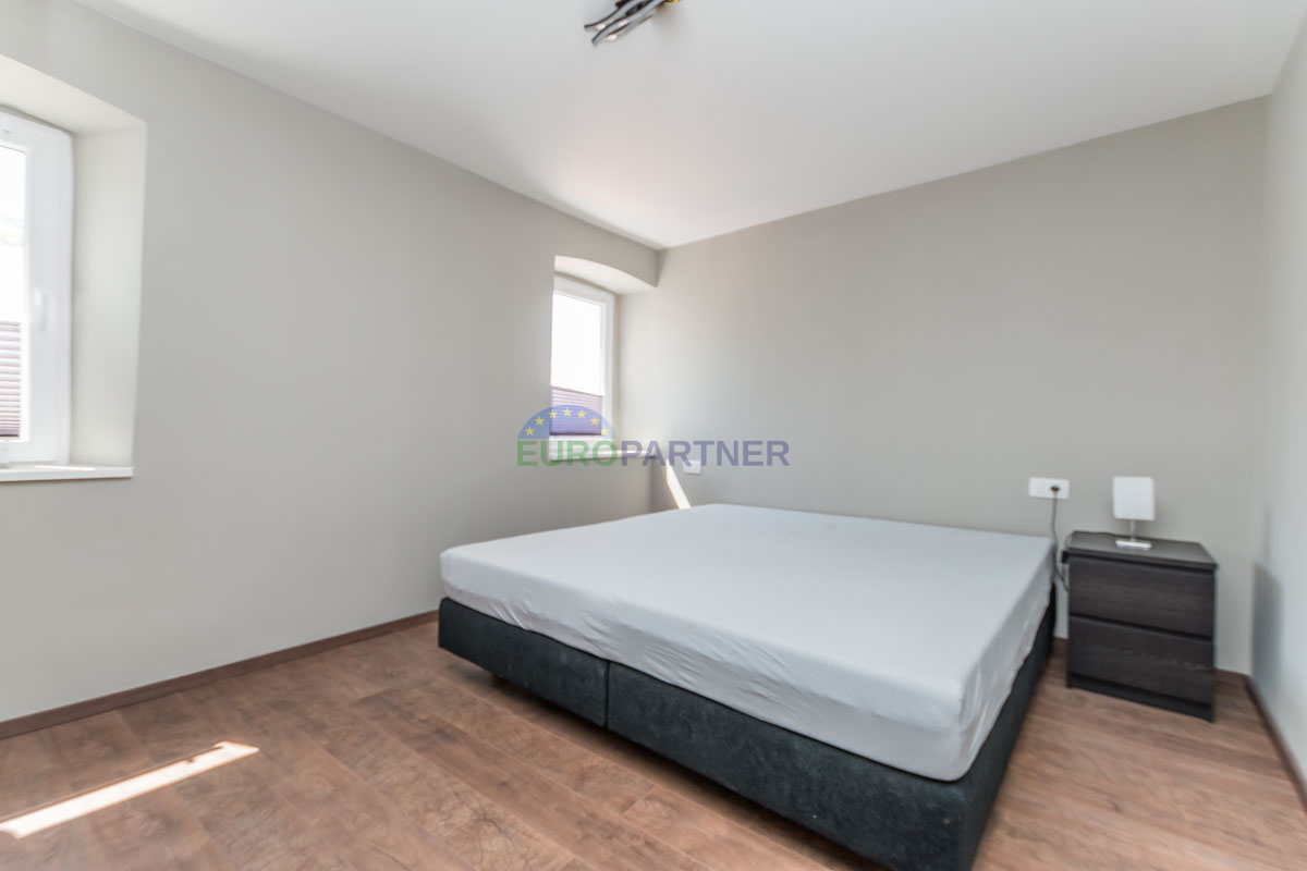 Casa in pietra a schiera con giardino.