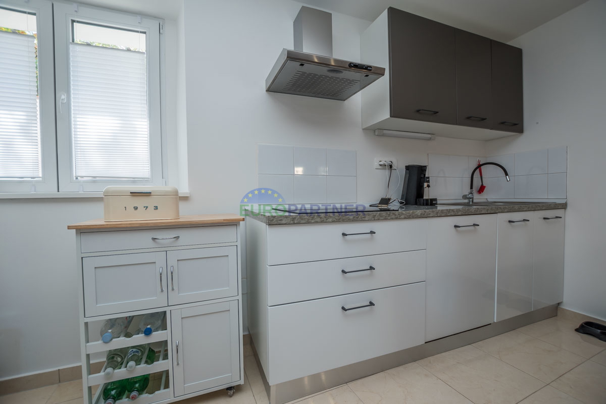 Casa in pietra a schiera con giardino.