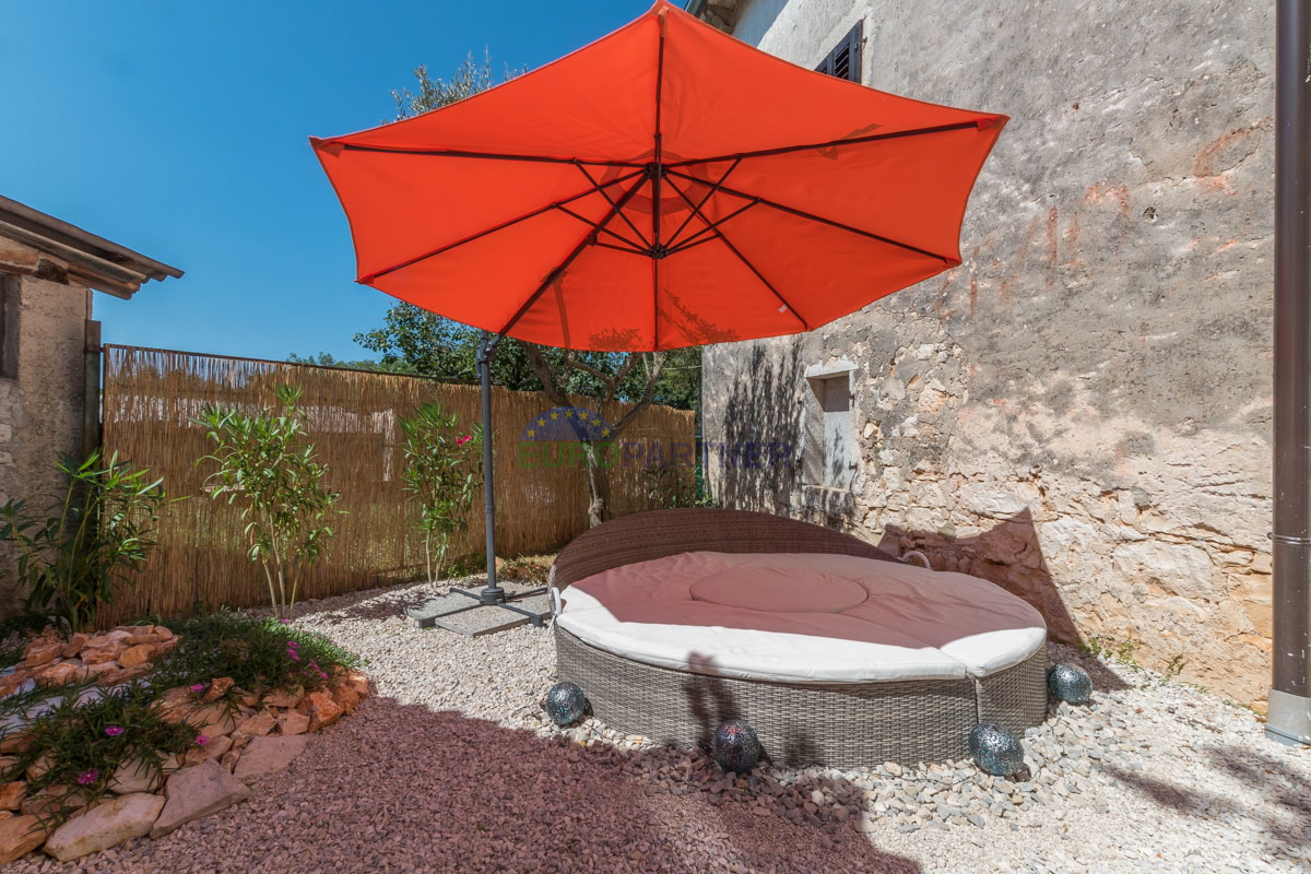 Casa in pietra a schiera con giardino.