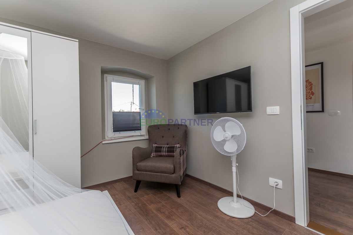 Casa in pietra a schiera con giardino.