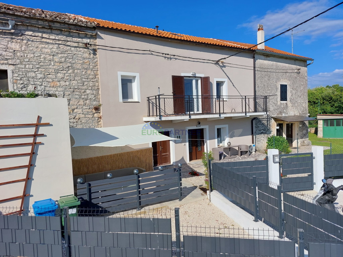 Casa in pietra a schiera con giardino.