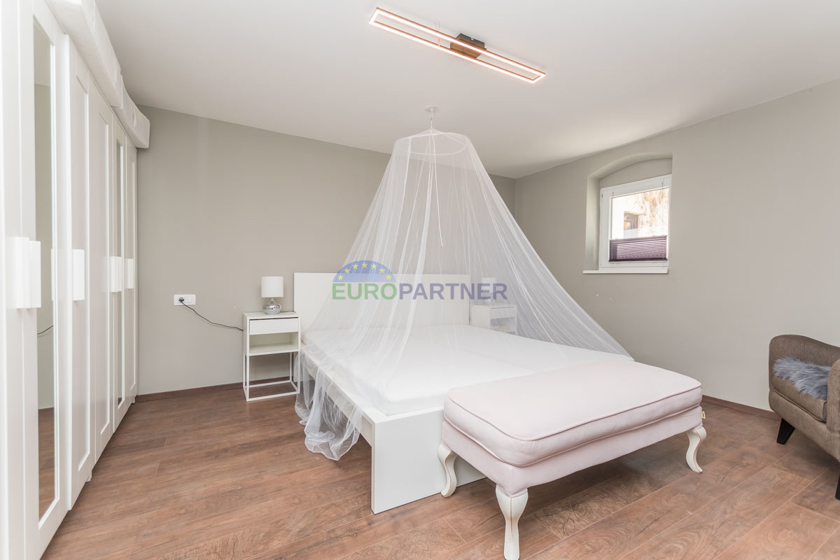 Casa in pietra a schiera con giardino.