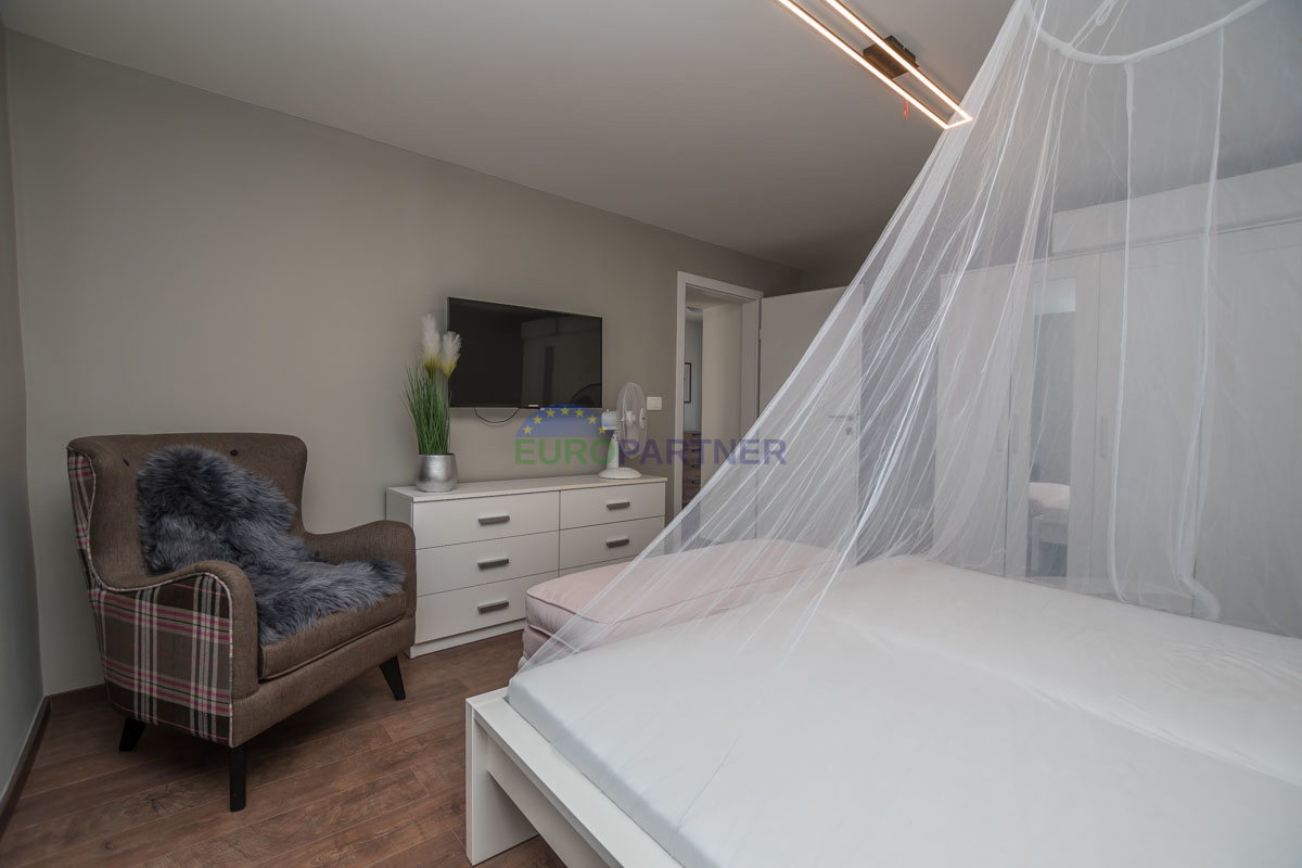 Casa in pietra a schiera con giardino.