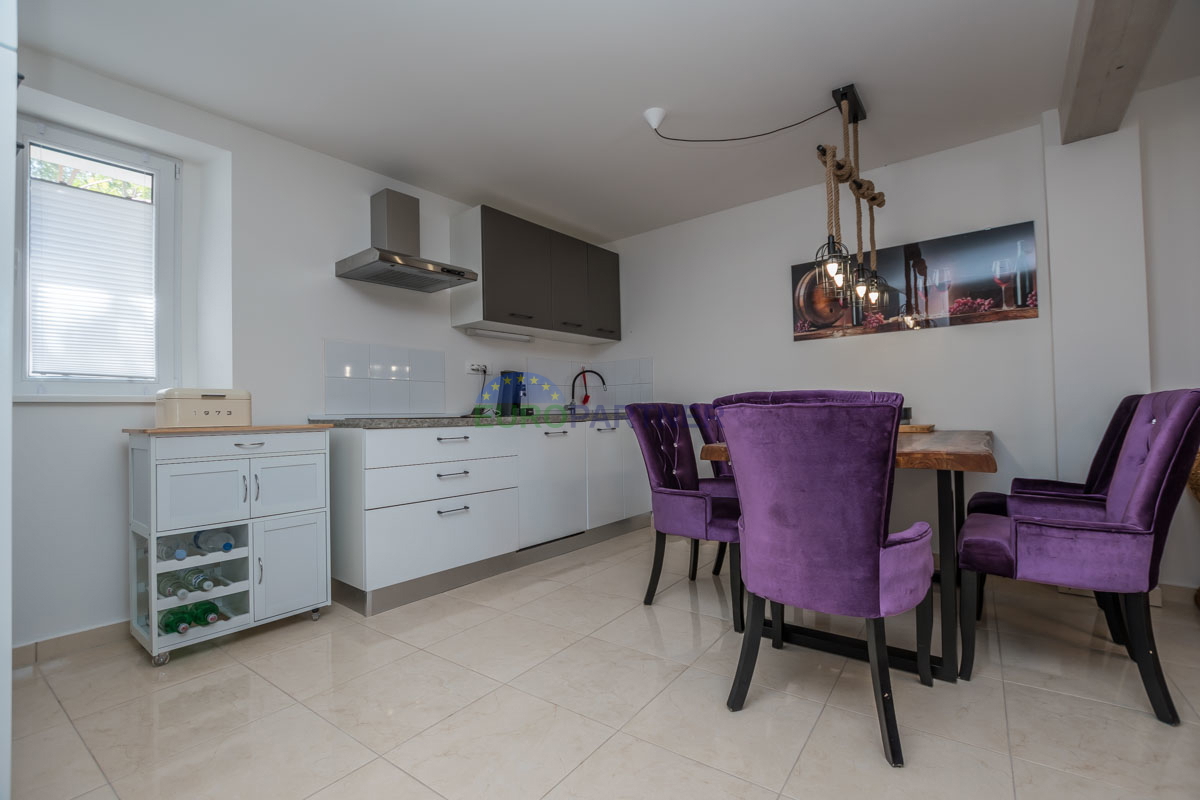 Casa in pietra a schiera con giardino.