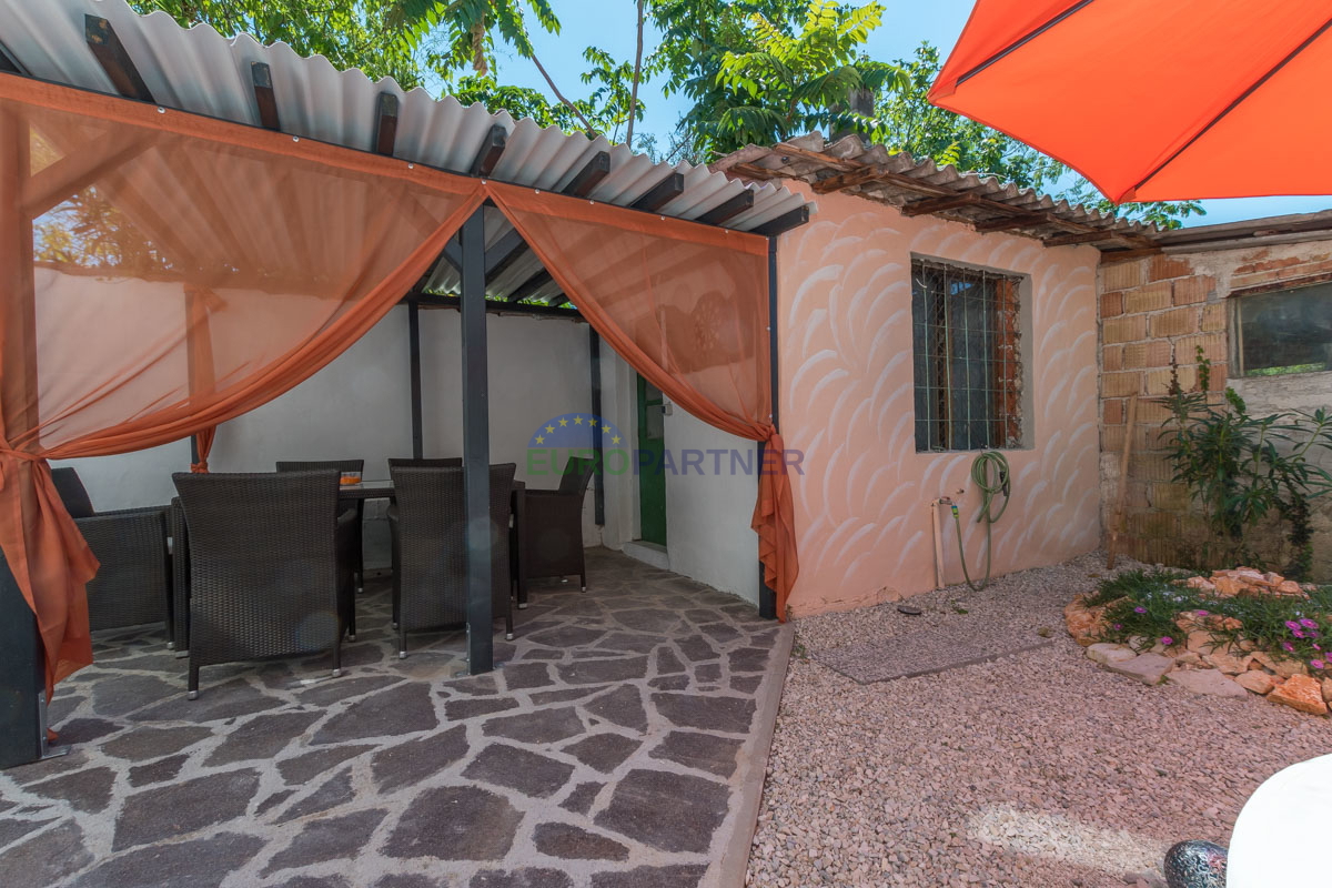 Casa in pietra a schiera con giardino.