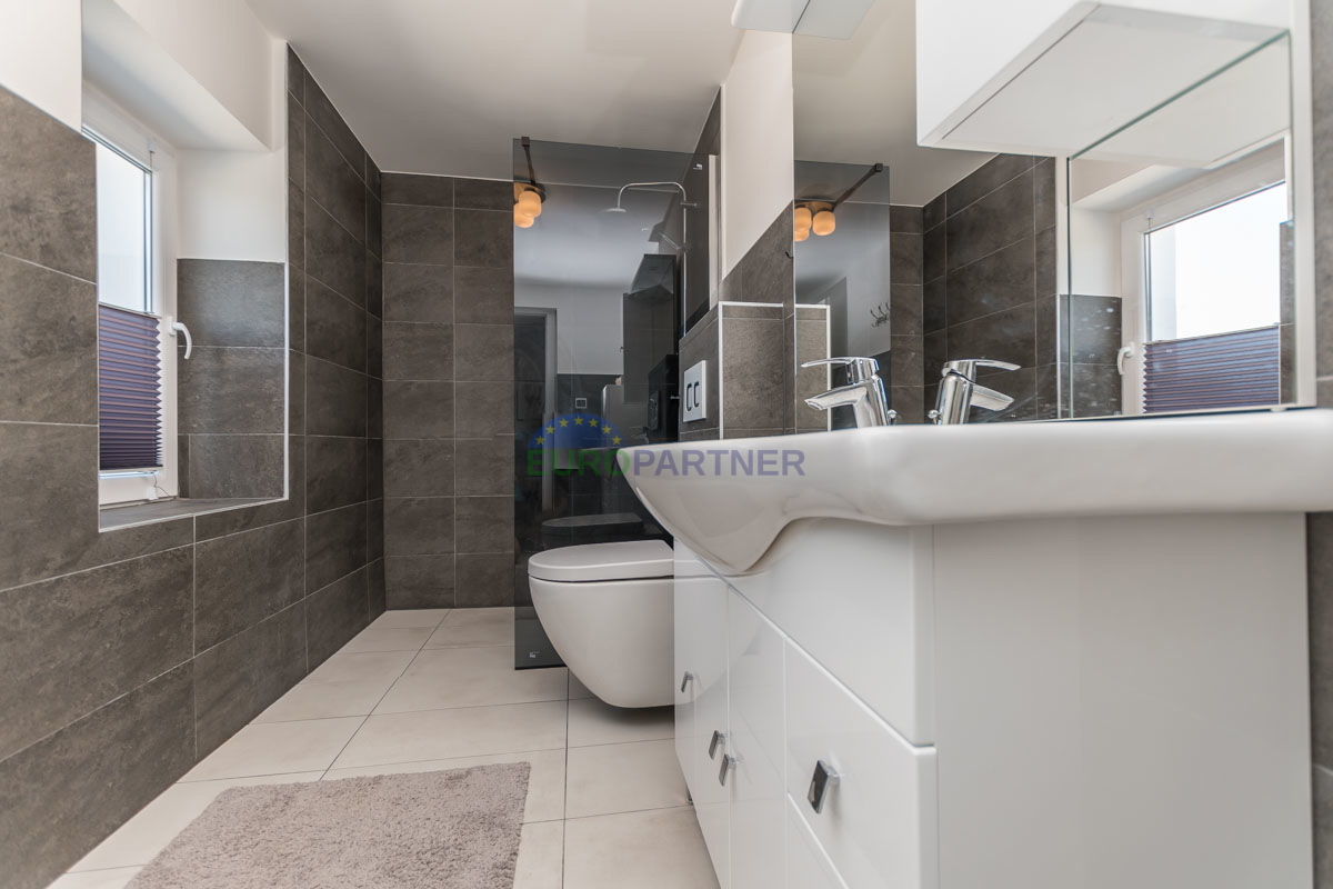 Casa in pietra a schiera con giardino.