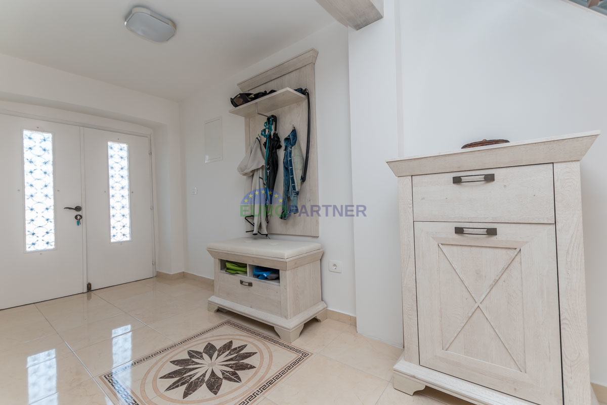 Casa in pietra a schiera con giardino.