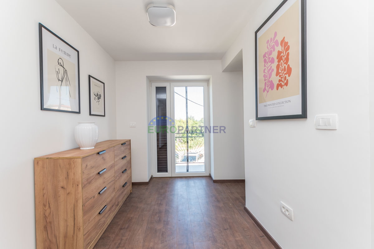 Casa in pietra a schiera con giardino.