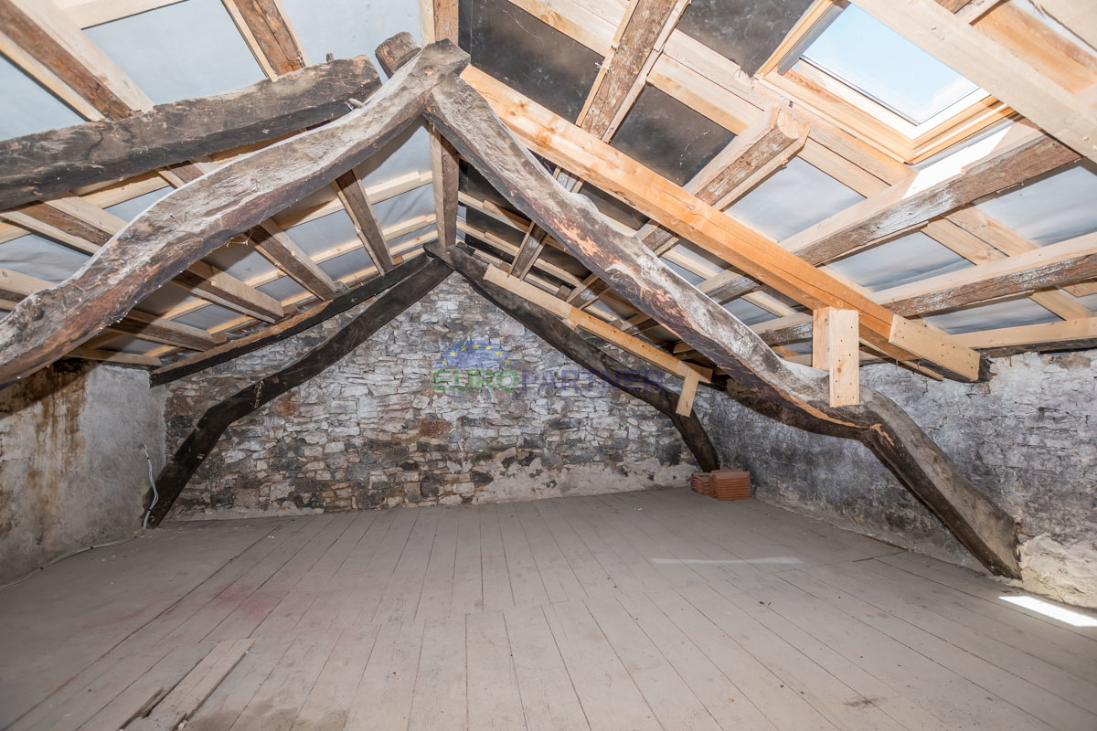 Casa in pietra a schiera con giardino.