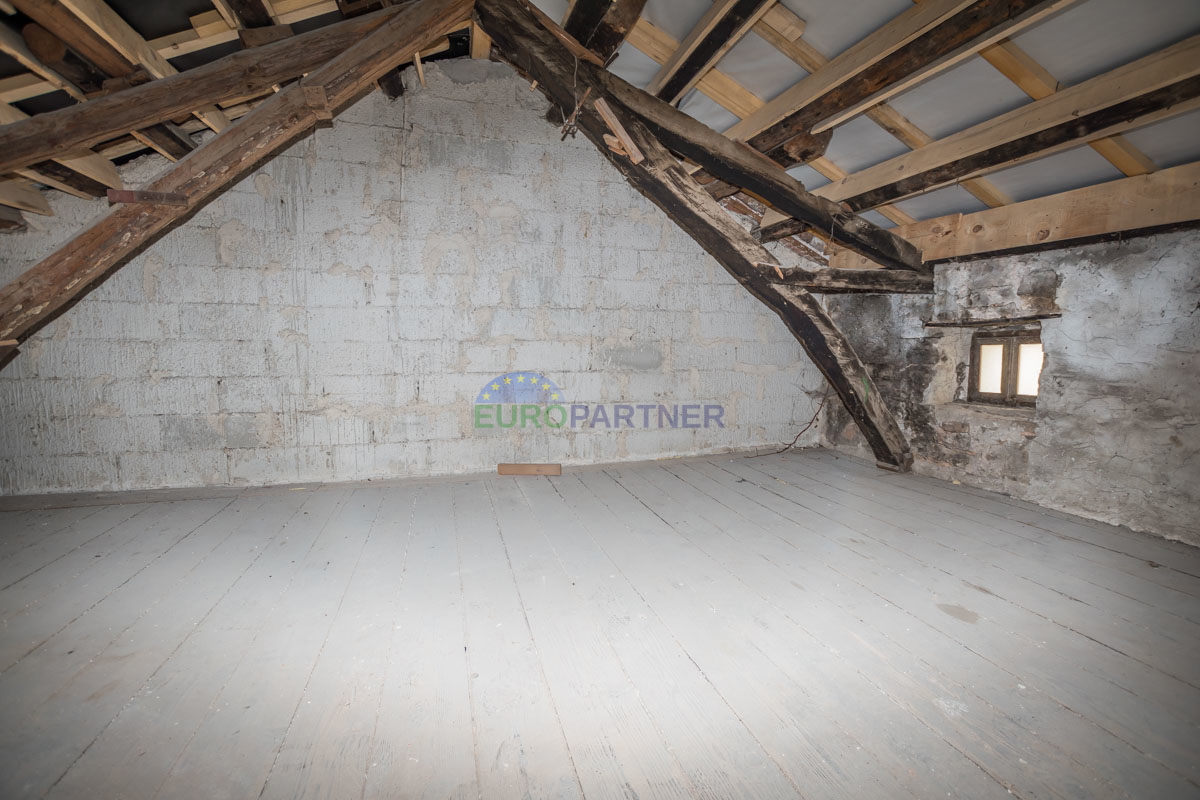 Casa in pietra a schiera con giardino.