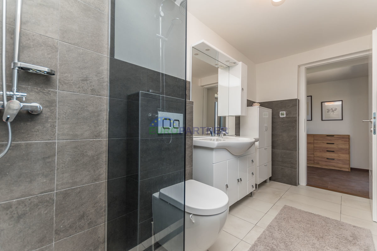 Casa in pietra a schiera con giardino.