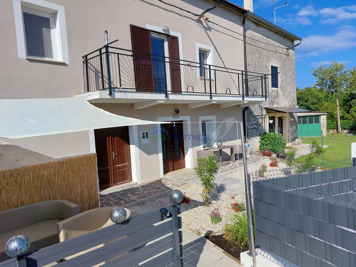 Casa in pietra a schiera con giardino.