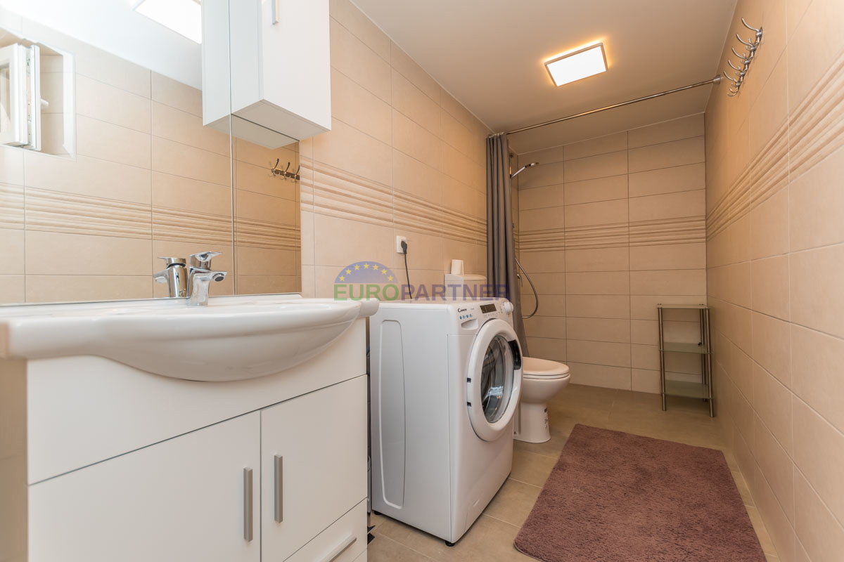 Casa in pietra a schiera con giardino.