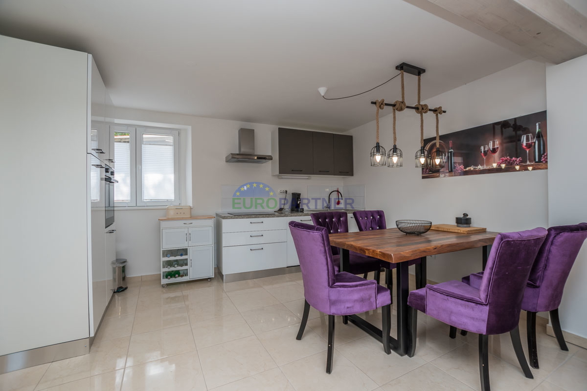 Casa in pietra a schiera con giardino.