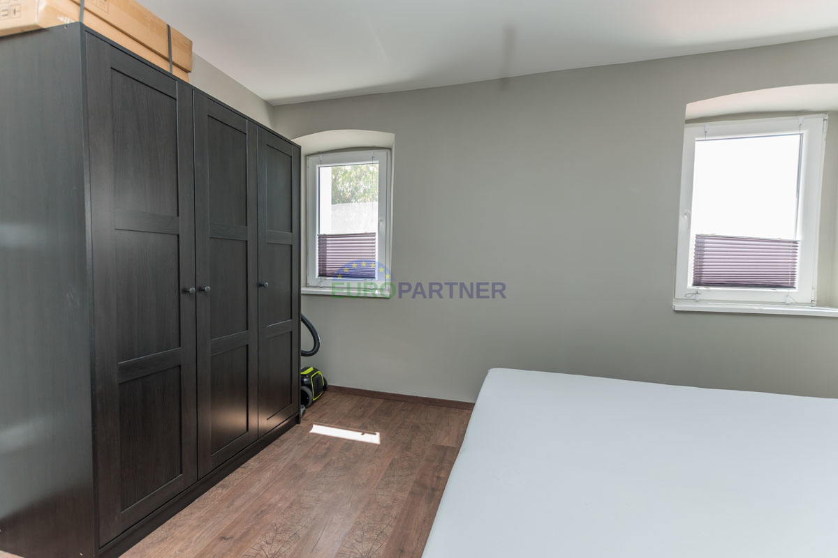 Casa in pietra a schiera con giardino.