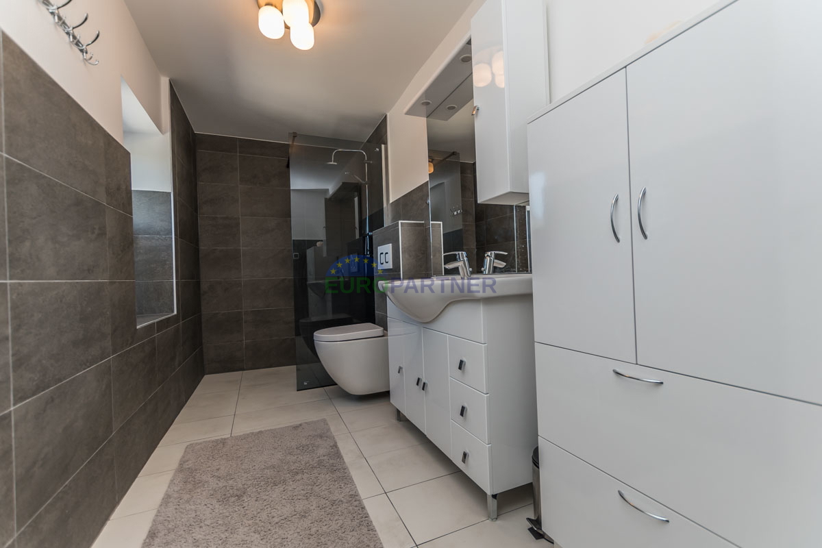 Casa in pietra a schiera con giardino.