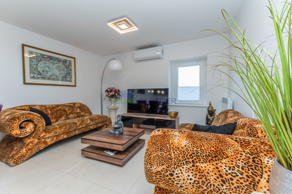 Casa in pietra a schiera con giardino.