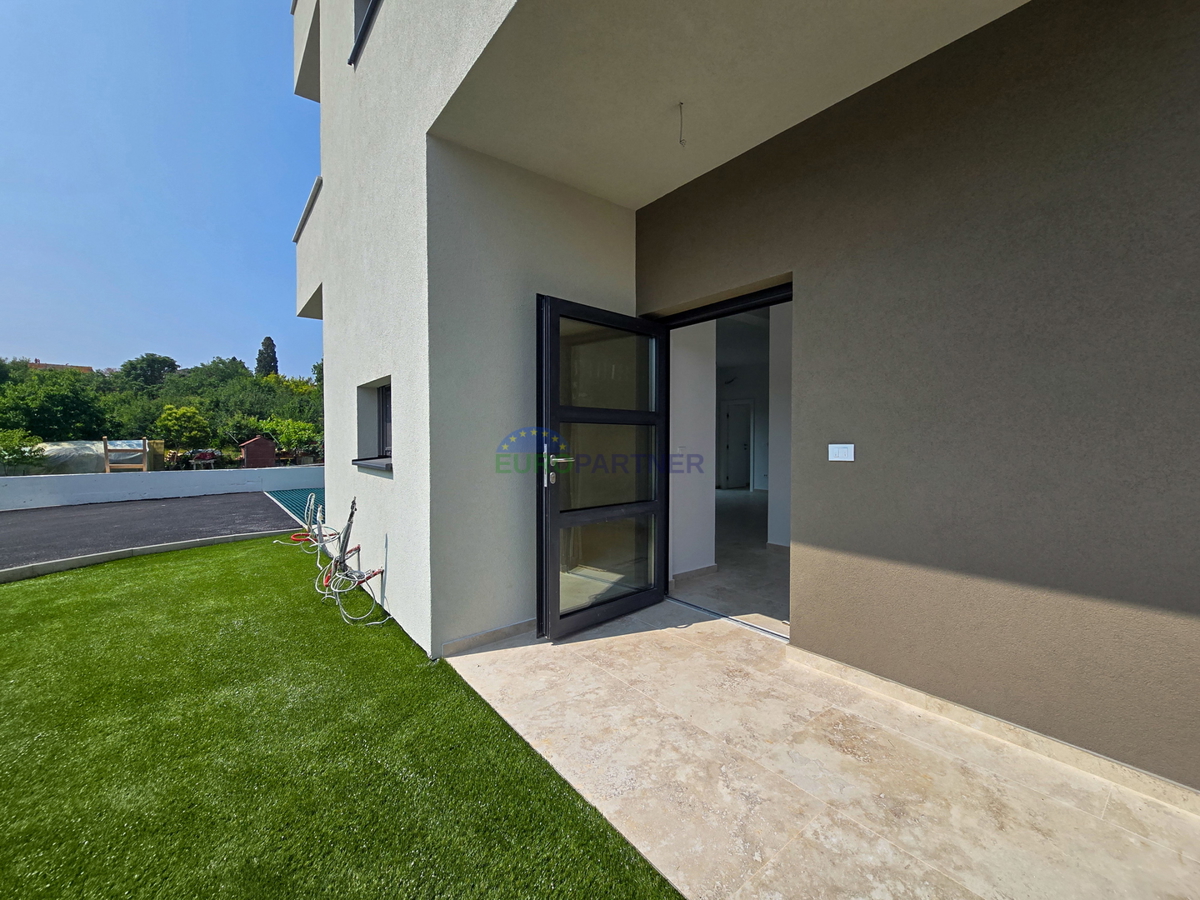 Appartamento al piano terra con giardino, zona Parenzo