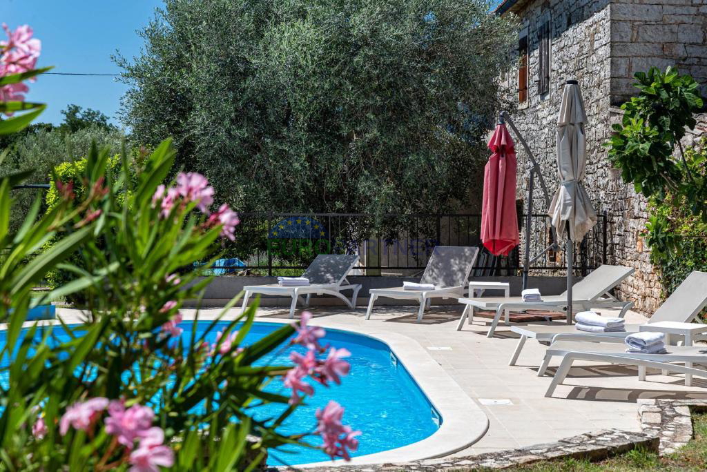 Villa con piscina in un tranquillo villaggio, vicino a Parenzo, in Istria