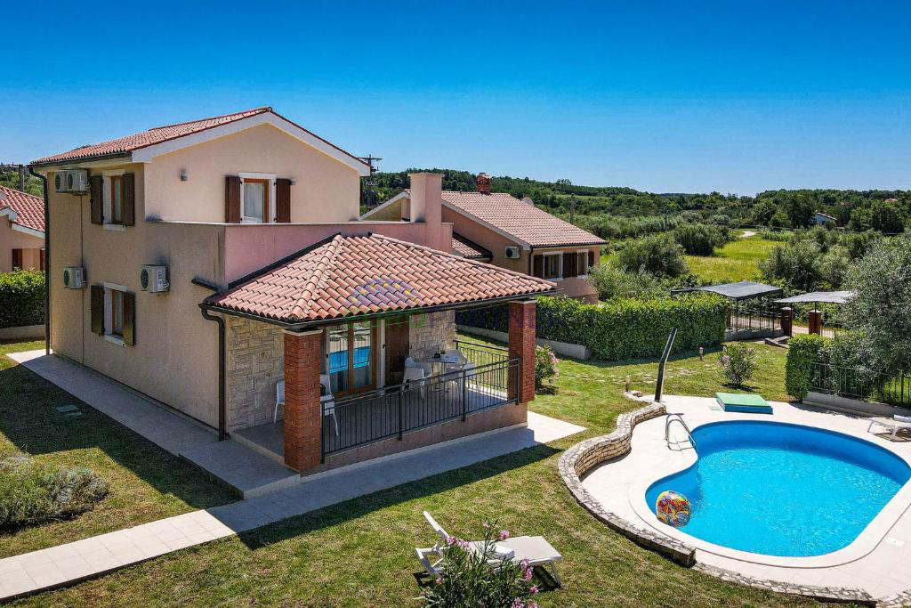 Villa con piscina in un tranquillo villaggio, vicino a Parenzo, in Istria